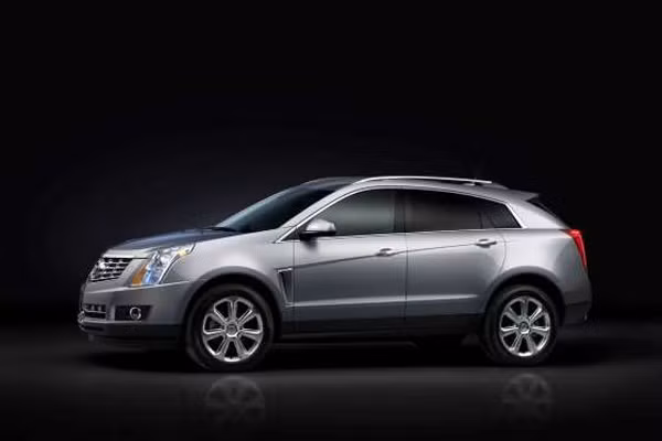 Xe nên tránh của Cadillac: SRX Luxury. So với các đối thủ cùng phân khúc SUV hạng sang cỡ trung, SRX tạo cảm giác nặng nề và tương đối ngốn xăng. Dù sở hữu động cơ V6 công suất 306 mã lực nhưng mẫu xe này không thật mạnh mẽ trong vận hành hàng ngày.