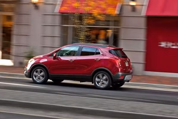 Xe Buick tệ nhất: Encore Leather. Được phát triển từ mẫu xe nhỏ Chevrolet Sonic, Buich Encore cách âm khá tốt nhưng hơi yếu với động cơ dung tích 1,4 lít và khoang lái không thật thoải mái. Bên cạnh đó, mẫu xe này có điểm đánh giá về độ tin cậy khá thấp. 