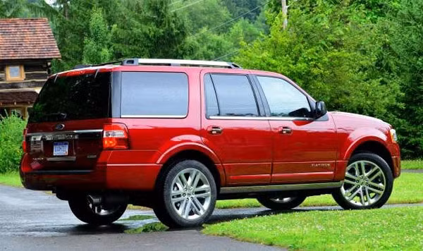 Xe nên tránh của Ford: Expedition EL Limited. Mẫu xe này mạnh mẽ hơn nhờ động cơ V6 EcoBoost dung tích 3,5 lít nhưng lại khá ồn ào và mang tới cảm giác nội thất nghèo nàn và rẻ tiền.
