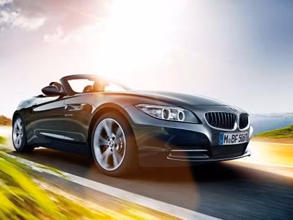 Xe BMW tệ nhất: Z4 sDrive28i. Hãng xe nổi tiếng thế giới BMW ra mẫu xe Z4 sDrive28i sở hữu kiểu dáng khá cá tính nhưng chưa đủ hấp dẫn như nhiều người chờ đợi ở một mẫu xe thể thao. Cảm giác lái của xe cũng bị đánh giá là chưa đủ phấn khích và tại Mỹ xe mới chỉ trang bị tiêu chuẩn hộp số sàn 6 cấp.