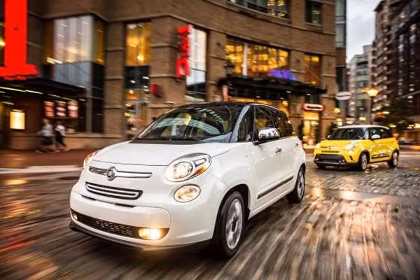 Xe nên tránh của Fiat: 500L Easy. Được phát triển khung gầm khác biệt với bản Fiat 500 thường, mẫu xe này có thiết kế ghế lại khá lạ và không thật thuận tiện. Bên cạnh đó, xe chỉ đạt điểm dưới trung bình trong bài kiểm tra độ an toàn của IIHS.