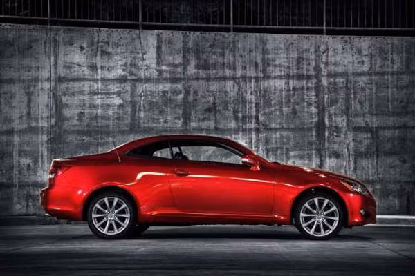 Xe nên tránh của Lexus: IS 250 (AWD). Cảm giác lái không thật ấn tượng khiến IS 250 không được đánh giá cao trong phân khúc sedan thể thao hạng sang. 