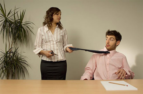 13. Nếu lỡ làm việc gì không đúng với ý vợ thì dễ dàng được tha thứ. Ví dụ như một năm quá chén một lần với thằng bạn thời nối khố ở Mỹ hai mươi năm mới về, thì vợ sẽ pha nước chanh cho uống, tháo giày và dìu lên giường, rồi ôm ta ngủ như chưa hề có chuyện gì xảy ra. Sáng ra, ta chỉ cần gục đầu xin lỗi là mọi chuyện êm trở lại.