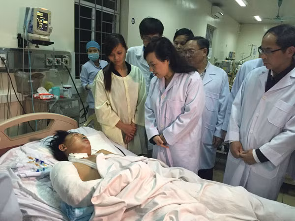 Bo truong Y te vao Ha Tinh lo cúu nạn nhan Formosa
