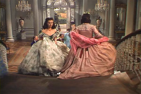 Trang phục mặc ngoài corset là váy phồng cũng là thứ nguy hiểm, gây ra cái chết của một số phụ nữ. Một trong số đó là vợ của nhà thơ Henry Wadsworth. Chiếc váy phồng của bà bị bén lửa và bốc cháy, khiến bà tử vong vào tháng 7 năm 1861. 