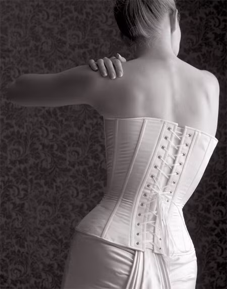Chiếc áo có phần khung cứng nhắc, khi mặc càng siết chặt vòng dây càng tốt để có vòng eo con kiến, lưng ong thon thả và bộ ngực căng phồng. Corset là món thời trang đắt tiền, nên chỉ dùng cho tầng lớp giàu có.