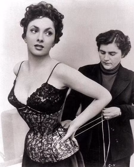 Phụ nữ quý tộc không chịu khó siết chặt dây corset sẽ bị đánh giá là buông thả, không phải “tiểu thư con nhà”. Vì vậy nàng Scarlett trong “Cuốn theo chiều gió” vì muốn giấu bản năng hoang dại của mình và vì muốn khoe vòng eo 43cm huyền thoại nên vẫn phải chống tay vào cột để u già siết chặt dây đến nghẹt thở.