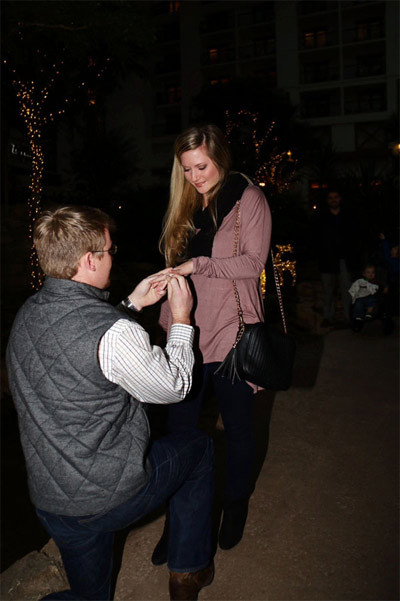 Cặp đôi Sarah và Raylen tại khu Resort Gaylord Texan Resort, Grapevine, Texas.