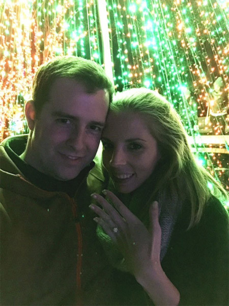 Cặp đôi Holly và Will tại Khu vườn Atlanta Botanical ở Atlanta, Georgia.