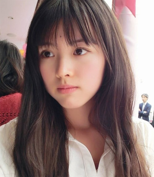 Hot girl trà sữa mới xinh đẹp hơn phiên bản cũ: Chung Ân Kỳ (tên thật: Chung Văn Quyên) hiện được coi là hot girl trà sữa tại Trung Quốc, mang vẻ đẹp trong sáng, ngọt ngào hơn gấp nhiều lần Chương Chiết Thiên. Ân Kỳ sinh năm 1990, đã tốt nghiệp ĐH Nam Xương ở Giang Tây.