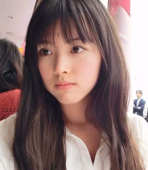 Hot girl trà sữa mới xinh đẹp hơn phiên bản cũ: Chung Ân Kỳ (tên thật: Chung Văn Quyên) hiện được coi là hot girl trà sữa tại Trung Quốc, mang vẻ đẹp trong sáng, ngọt ngào hơn gấp nhiều lần Chương Chiết Thiên. Ân Kỳ sinh năm 1990, đã tốt nghiệp ĐH Nam Xương ở Giang Tây.