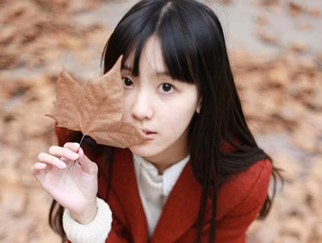 Đô Linh sở hữu khuôn mặt xinh xắn, thuần khiết, dịu dàng. Nhiều dân mạng còn cho rằng, cô còn có vẻ ngoài, khí chất mang đúng vẻ "cô bé trà sữa" hơn hot girl nổi đình đám - Chương Chiết Thiên. Mặc dù vậy, Đô Linh lại không thích được mọi người quá chú ý. Hiện cô vẫn có cuộc sống khá giản dị, kín đáo và hiếm khi nhận lời làm người mẫu ảnh hay tham gia quảng cáo dù rất được săn đón.