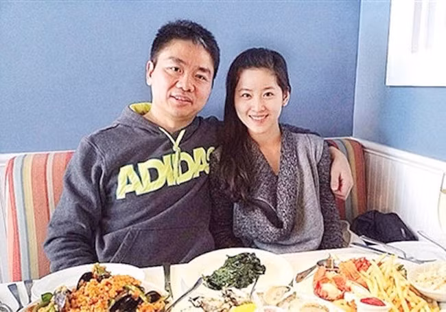 Mới đây, hot girl trà sữa khiến mọi người bất ngờ khi công khai chuyện yêu đương với đại gia U40 Lưu Cường Đông. Gần đây nhất, hot girl sinh năm 1993 được mời đóng vai nữ chính trong bộ phim ngôn tình Lifelong With You. 