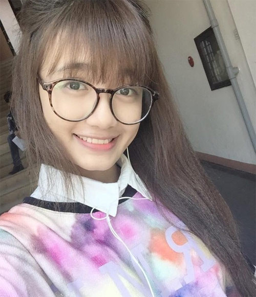 Võ Ê Vo sinh ngày 16/06/1995, hiện là sinh viên học viện Âm nhạc Huế, chuyên ngành Sư phạm. Từ năm 4 tuổi, mẹ Võ Ê Vo đi làm ăn xa nên cô phải học cách sống tự lập. "Ngày xưa, mẹ mình làm việc ở nước ngoài.. Cũng chính nhờ thế mà mình mới có cái tên lạ này. Từ nhỏ đến năm học lớp 10 mình sinh sống ở Quảng Bình. Sau đó, bố mẹ thấy mình muốn theo nghệ thuật, nên chuyển vào Huế học và sinh sống cho đến bây giờ" - 9X chia sẻ.