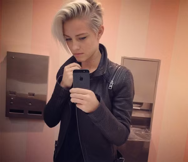  Brittenelle Fredericks, cô nàng tomboy có 30.000 người theo dõi, trung thành với phong cách chưng diện đơn sắc, phối đồ cực cá tính. Cô rất thích mặc đồ đen. 