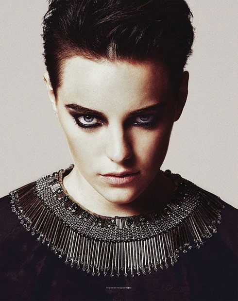  Với 60.000 người theo dõi, cô nàng tomboy sành điệu Erika Linder là một trong những người mẫu lưỡng tính được biết đến nhiều nhất. Cô ăn mặc rất cá tính và được đánh giá là mặc gì cũng đẹp, dù món đồ mang tính nam hay tính nữ. Erika cho biết cô ăn mặc kiểu đàn ông từ nhỏ.