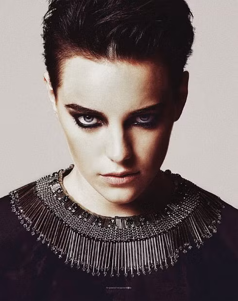  Với 60.000 người theo dõi, cô nàng tomboy sành điệu Erika Linder là một trong những người mẫu lưỡng tính được biết đến nhiều nhất. Cô ăn mặc rất cá tính và được đánh giá là mặc gì cũng đẹp, dù món đồ mang tính nam hay tính nữ. Erika cho biết cô ăn mặc kiểu đàn ông từ nhỏ.