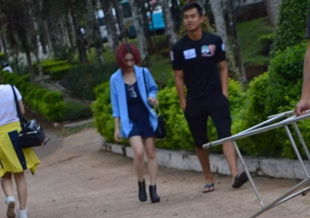 Ngày 1/12/2014, trước trận HAGL gặp Cần Thơ tại giải giao hữu chuẩn bị cho V.League 2015, Hoà Minzy lên tận Pleiku (ảnh) cổ vũ cho đội, mà dân mạng gọi là cổ vũ cho Công Phượng. 