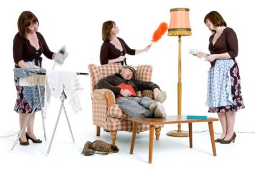 Léng phéng vì quá bình yên. Sự bình yên này nên được hiểu theo nghĩa đời sống quá nhạt, không có gì thú vị hay cảm xúc nào mới mẻ. Người phụ nữ thèm nhớ cảm giác hồi hộp, tim đập rộn ràng như hồi mới yêu hay khi được tán tỉnh. Và khi có người đàn ông quyến rũ họ, họ dễ ngã lòng.