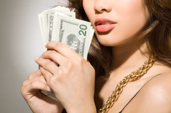 Vì chồng mình không bằng chồng người ta. Những phụ nữ này thường có đòi hỏi phi thực tế đối với chồng mình. Họ muốn có một đấng phu quân thỏa mãn được mọi nhu cầu, và hay so sánh với chồng người khác. Nếu không được đáp ứng, những phụ nữ ích kỷ coi chồng như phương tiện này rất dễ ngoại tình khi có cơ hội.