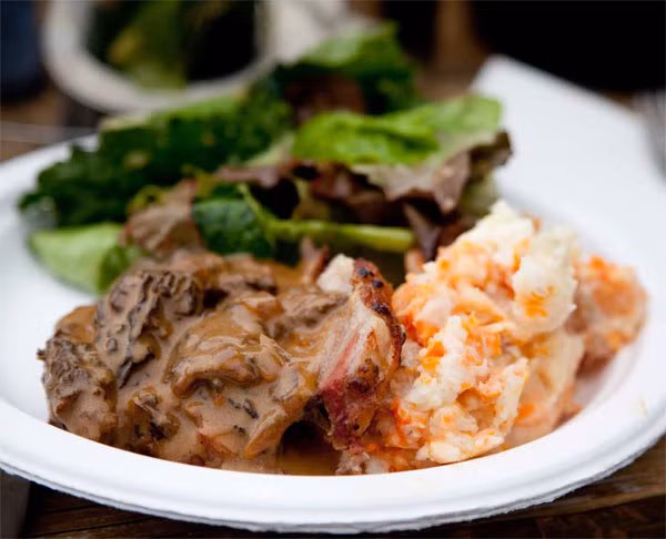 Cũng theo đầu bếp Walter Scheib, bà Hillary rất thích món cừu sốt morel (ảnh). Nhìn chung, bà thích thịt cừu hơn thịt bò, lợn, bê.