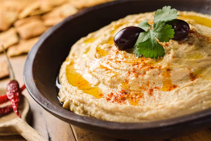 Trong ảnh là món baba ghanouj, một trong những món ăn Trung Đông mà theo ông Walter Scheib, người từng là đầu bếp của bà Clinton tại Nhà Trắng, phu nhân cựu tổng thống rất thích. Chỉ nhìn qua cũng thấy món này nhiều chất béo.