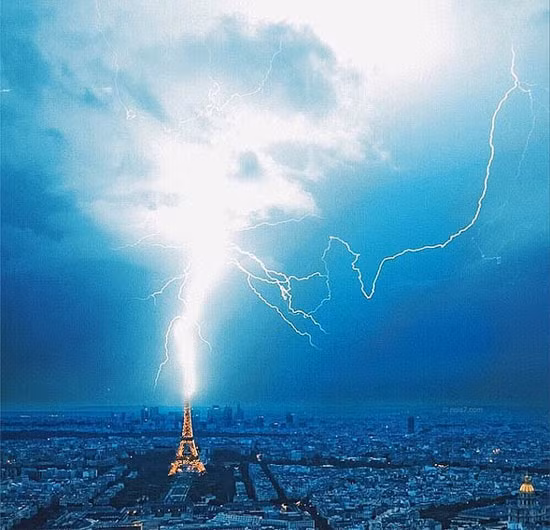 Chớp lòe làm tháp Eiffel bừng sáng. 