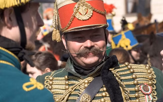 Marta Andrasi, trưởng bộ phận sảnh của khách sạn Four Seasons Hotel Gresham Palace Budapest chia sẻ với Telegraph rằng cô đã nhận được rất nhiều yêu cầu kỳ quặc từ khách hàng. Có người yêu cầu 40 chiếc xe đạp sơn giống hệt nhau trong vòng 2 giờ đồng hồ, người khác thì đề nghị nhân viên khách sạn mặc trang phục kỵ binh Hungary màu đỏ (như trong ảnh) để đánh thức bạn gái anh ta vào buổi sáng trước khi cầu hôn với cô.