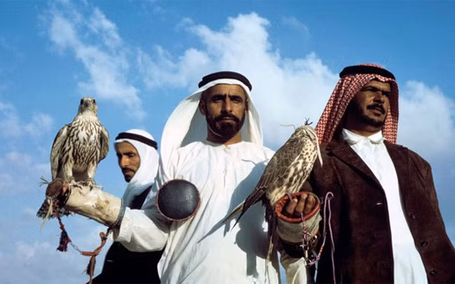 Một lãnh tụ Hồi giáo ở Dubai có lần yêu cầu khách sạn Cadogan ở Knightsbridge tìm cho ông 2 con chim ưng, một con trống, một con mái. Sau một tuần thì khách sạn cuối cùng cũng tìm được một cặp ở chính Dubai. Vị này trở về và thấy cặp chim ưng đang đợi ông ở nhà. 