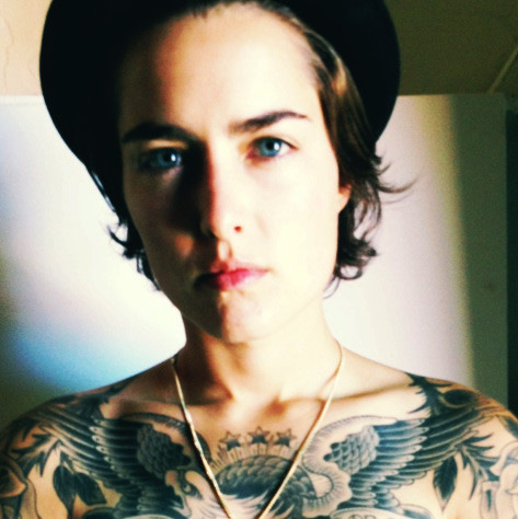  Đó là bởi gương mặt Nicole Little Lencioni có đường nét đẹp một cách cổ điển: đôi mắt to xanh thăm thẳm như nước hồ thu, cặp lông mày xanh mướt như lá xuân, sống mũi thon thẳng cùng đôi môi đầy đặn gợi cảm.