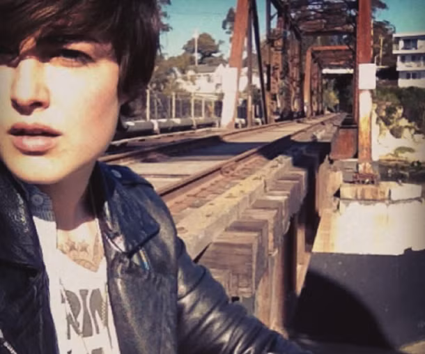 Thời thiếu nữ của Nicole từng trải qua cảnh nghiện rượu và các chất kích thích khác. Thậm chí cô từng bị buộc tội ăn cắp. 