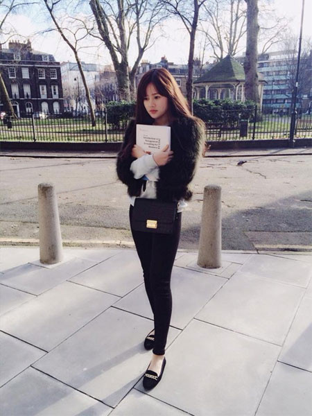 Vẻ đẹp của nữ sinh nổi bật tại giảng đường đại học.