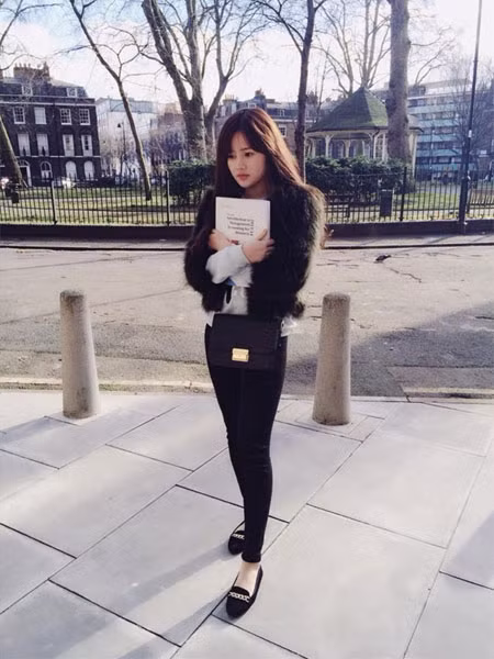 Vẻ đẹp của nữ sinh nổi bật tại giảng đường đại học.