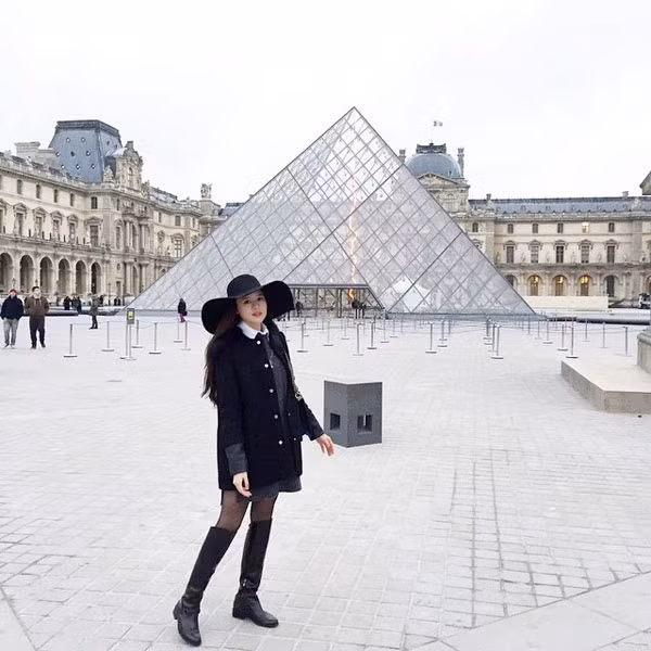 Không chỉ có khuôn mặt xinh xắn, Thy Trang còn có chiều cao tương đối nổi bật với đôi chân dài, thẳng tắp.