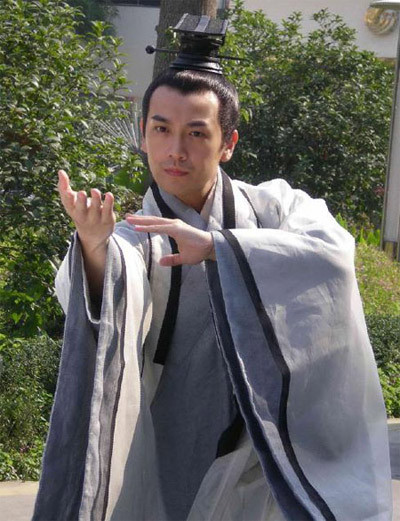 Khi gặp Ân Tố Tố, Trương Thúy Sơn áo quần ướt nhẹp. Người đẹp đề thay bộ đồ mới, chàng nhất quyết từ chối, và thể hiện bản lĩnh bằng cách vận nội công tâm pháp để phát nhiệt làm nóng cơ thể, nhiệt từ đan điền bốc ra hong khô áo quần trong chớp mắt, khiến người đẹp phục lăn.