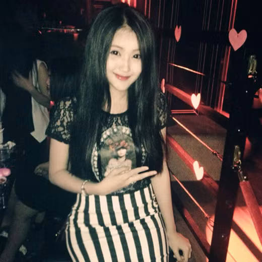 Hoàng Anh có thể ăn mặc theo nhiều phong cách khác nhau, từ nhí nhảnh kiểu baby đến gợi cảm, nhờ lợi thế là gương mặt trẻ con và thân hình quyến rũ. Cô tự làm mẫu cho shop mình và hình ảnh lôi cuốn cùng gu thời trang của cô khiến hàng bán chạy.