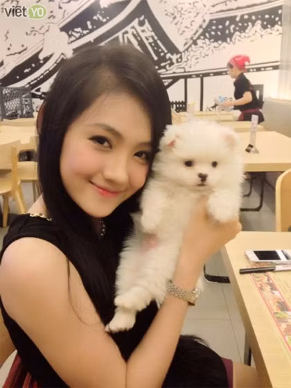 Một trong những hot girl bán hàng qua mạng lừng tiếng là Hoàng Anh Apple, người được biết đến là bạn thân Bảo Thy, bạn gái cũ của anh trai ca sĩ này.