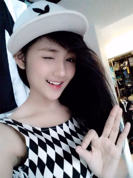 Mặt hàng mà Hoàng Anh kinh doanh trên mạng là thời trang. Cô là một trong những chủ shop thời trang online nổi tiếng ở Sài Gòn.