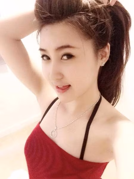  Cũng là một trong những hot girl bán hàng qua mạng đầu tiên và thành công trong lĩnh vực này, Đăng Thư được dân mạng ưa thích vì vẻ ngoài quyến rũ.