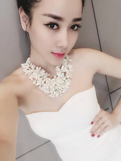  Một cái tên cực hot khác trong giới hot girl bán hàng qua mạng là Helen Thanh Thảo, dù cô sống ở Hải Phòng. Người đẹp có hệ thống cung cấp hàng rải khắp nước, phục vụ nhu cầu của khách hàng online.