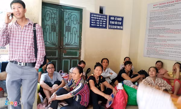 Hình ảnh náng nóng mọi nguòi nàm kín sàn bẹnh viẹn-Hinh-9