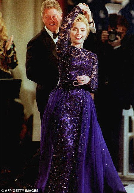 Thực tế những lần ít ỏi cựu đệ nhất phu nhân Mỹ mặc váy cho thấy, loại trang phục nữ tính này cực hợp với bà.