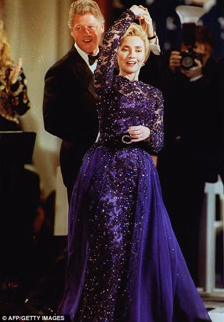 Thực tế những lần ít ỏi cựu đệ nhất phu nhân Mỹ mặc váy cho thấy, loại trang phục nữ tính này cực hợp với bà.