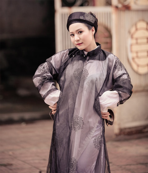  Tạo hình trong bộ ảnh mới nhất của Hoài Linh là “thầy bói vui nhộn”. Ở đây, hot girl Tuyên Quang thỏa sức bộc lộ những hành động nhí nhố, mang đến tiếng cười cho người xem.