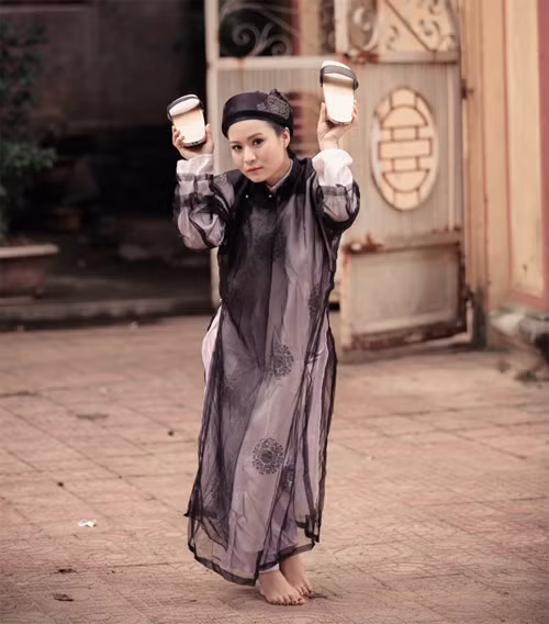  Dù hóa trang thành thầy bói, trông cô vẫn xinh đẹp và đáng yêu. 