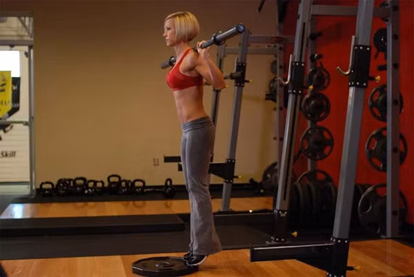 Máy tập cải thiện sức nâng của bắp chân: Bài tập này tác dụng lực chủ yếu tới cột sống. Khi tập quá mức, lưng bạn có thể bị gù hoặc chịu những tổn thương khác. Bài tập thay thế: Giữ cơ thể thăng bằng sao cho nửa đầu bàn chân (phần mũi) ở trên bục cao khoảng 10 cm và thực hiện động tác nhón chân. 