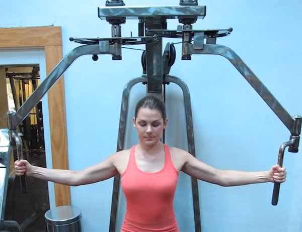 Máy tập ép cơ ngực: Lực từ hai tay tác động không đều khi sử dụng máy có thể khiến cơ bắp phát triển theo kích cỡ khác nhau. 