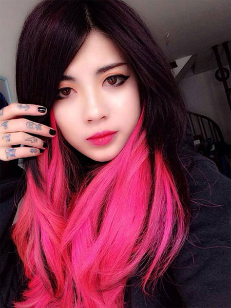 Khách hàng muốn cô phục vụ thường phải đặt lịch hẹn để công việc cho kết quả tốt nhất. Mỗi thợ xăm chỉ có thể tiếp 1-2 khách mỗi ngày vì cần đảm bảo sự tập trung và sức khỏe tối đa.