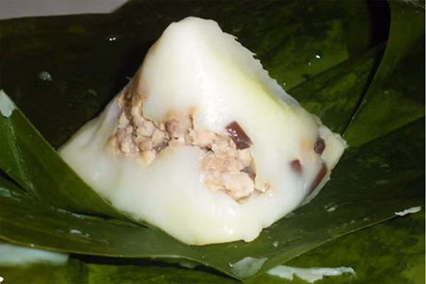 Những chiếc bánh giò, bánh chưng hay bánh tét nhân đậu nóng hổi, thơm hương từ lá, nhân đậu, thịt bằm, trứng cút béo là một lựa chọn không tệ cho bữa sáng. Giá của món này dao động từ 8.000-10.000 đồng.