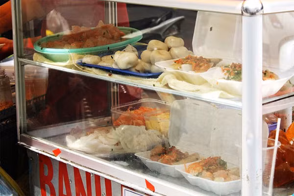 Một hộp bánh nậm, bánh bột lọc, bánh bèo với tôm chấy hẹ phi cùng những mẩu bánh mì chiên giòn rụm, chan với nước mắmbán trước cổng Đại học Hutech có giá 10.000 đồng. Ở những nơi khác, giá có thể là 12.000-15.000 đồng. 